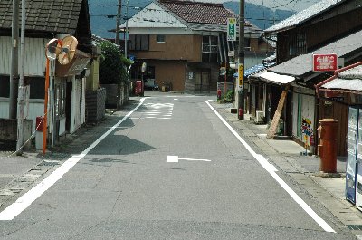 駅正面の道